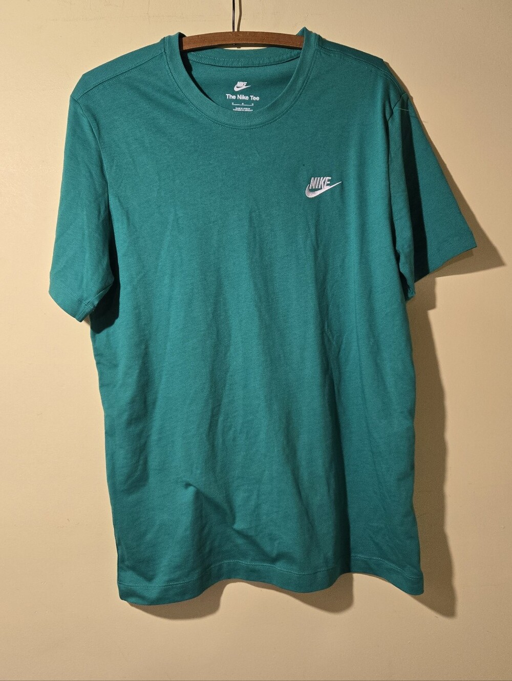Nike Men's Green And White Crew Neck T-Shirt.